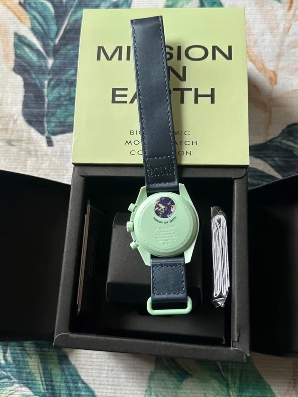 Swatch x oméga moonswatch speedmaster mission to earth